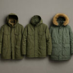 ドイツ軍モッズコート、フランス軍F2パーカー、アメリカ軍N3Bの3着を明るい背景の上に並べたミリタリーアウター比較用写真。各ジャケットのデザインと素材感が分かる配置。